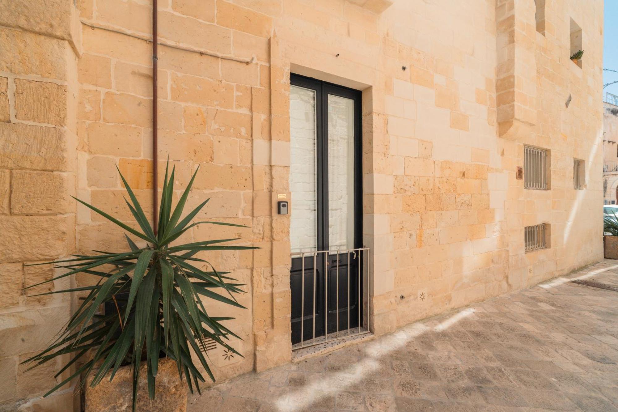 Donna Cristina Historic Apartment レッチェ エクステリア 写真